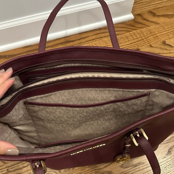 Michael Kors wine large tote with gold details - Picture 2 of 3